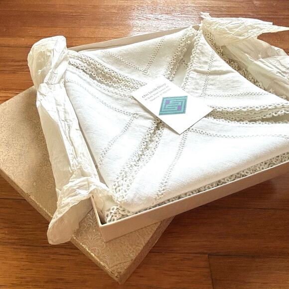 Vintage Irish Linen Tablecloth & Napkins with Crochet Lace Border - Picture 13 of 16